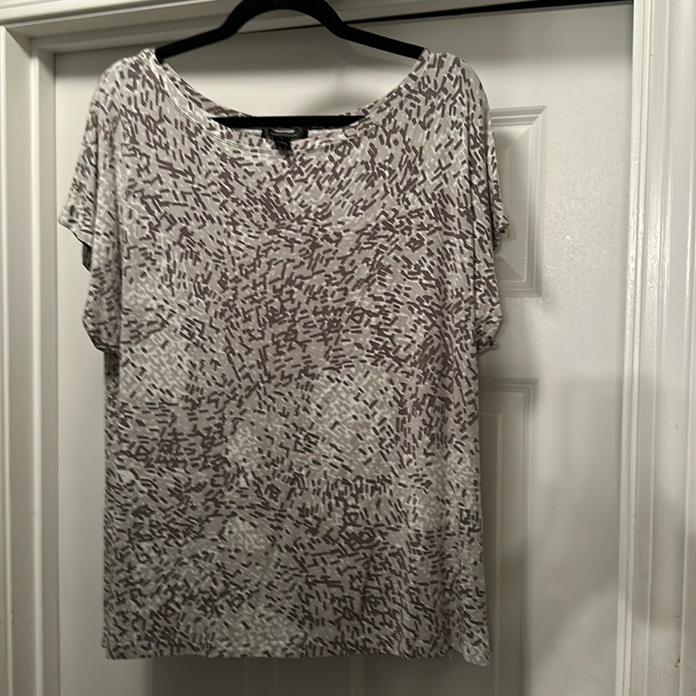 Ladies St. John  L short sleeve geometric scoop neck grey and white top
